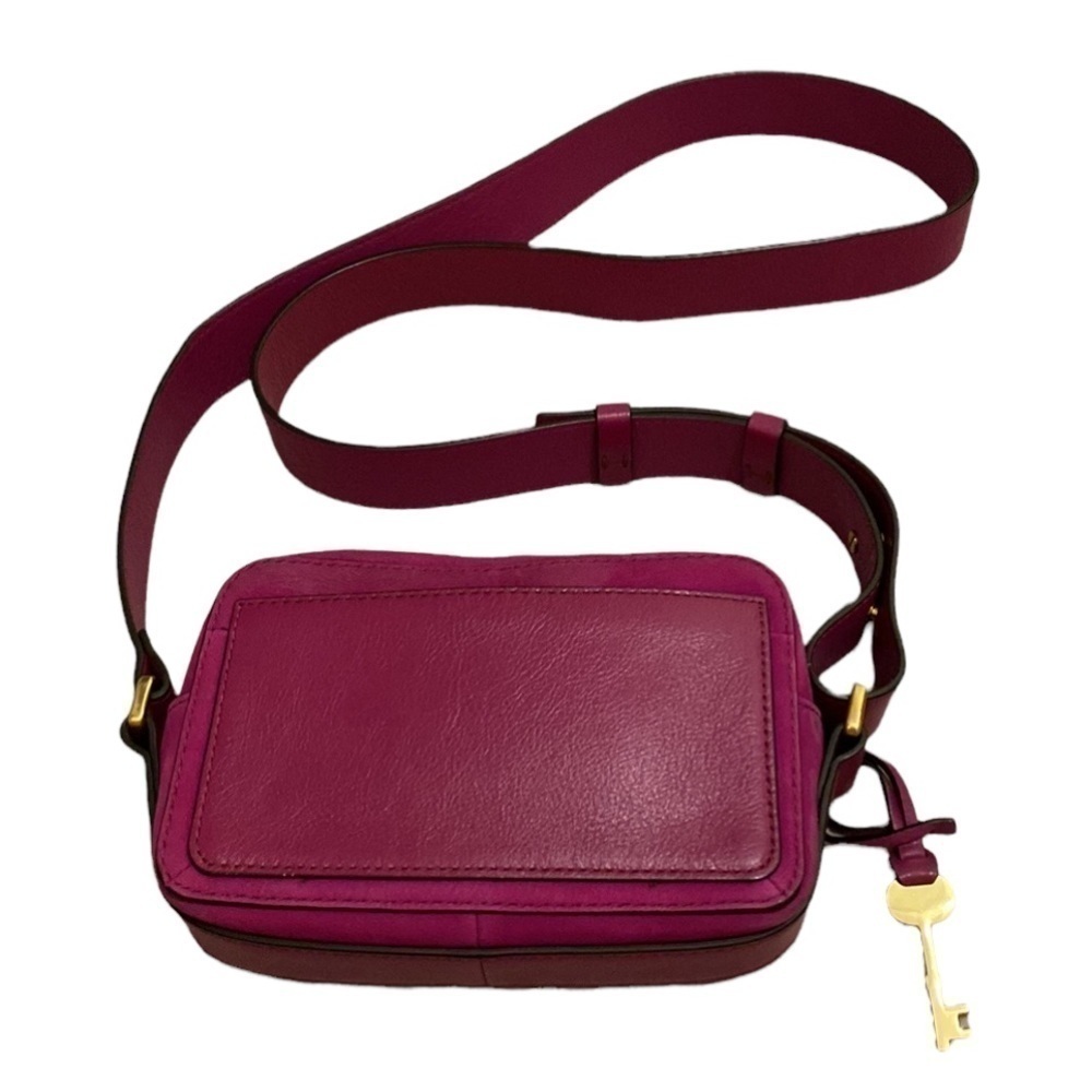 Fossil nubuck / suede leather fuchsia camera bag in very good condition.